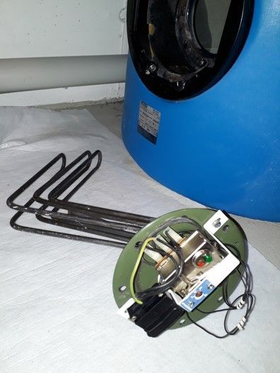 Geöffneter Boilerflansch mit eingesetztem Heizelement