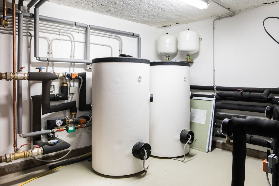 Technikraum mit Enthärtungsanlage, Boiler und verlegten Rohrleitungen