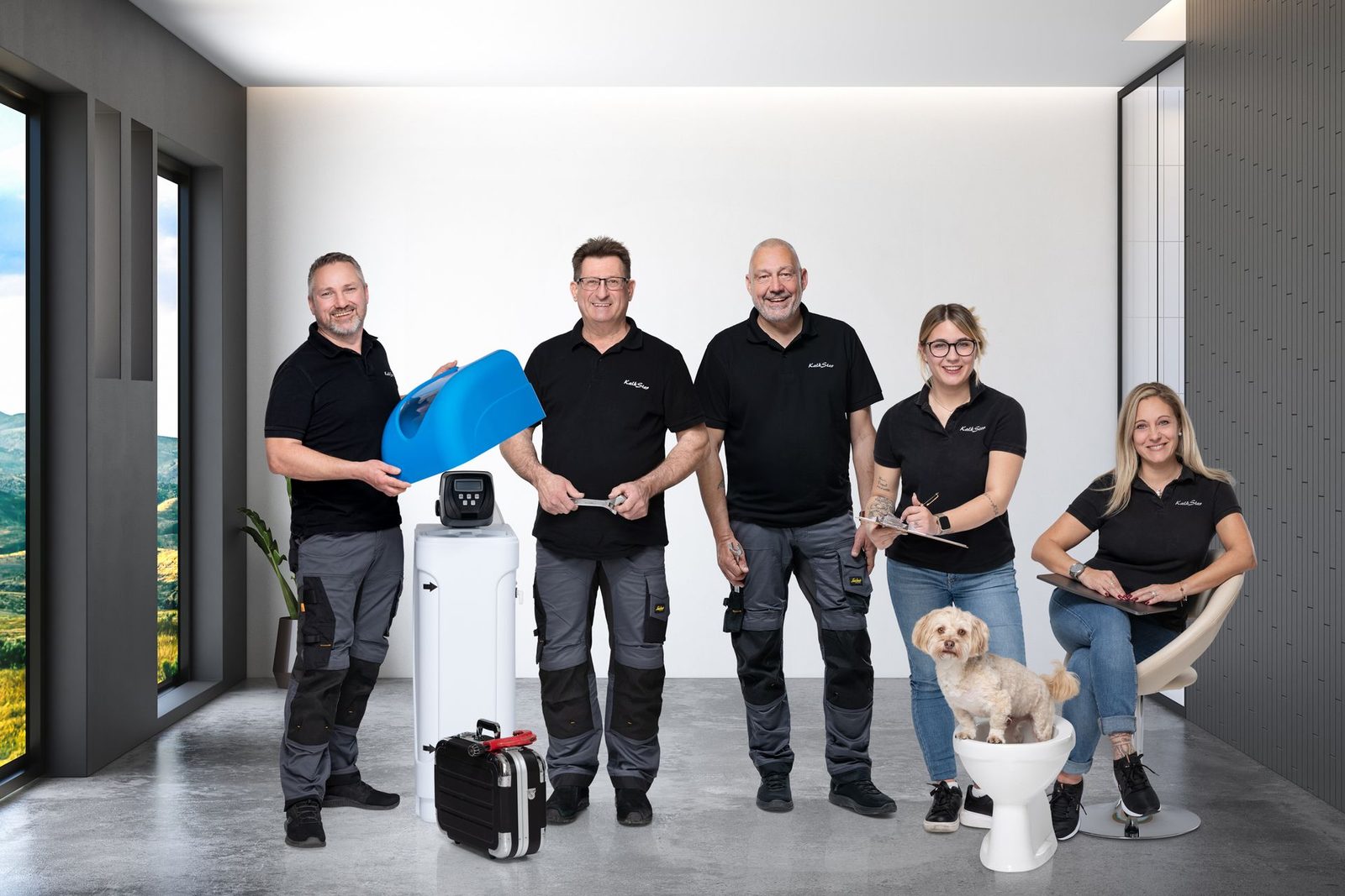 Das Team der Neuenschwander GmbH: vier Servicetechniker und Administration in schwarzen Polos, vorne Bürohund Sämy auf einem WC